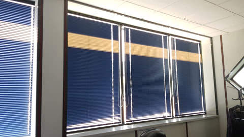 stores vénitiens dans bureaux lames de deux couleurs bleu et beige