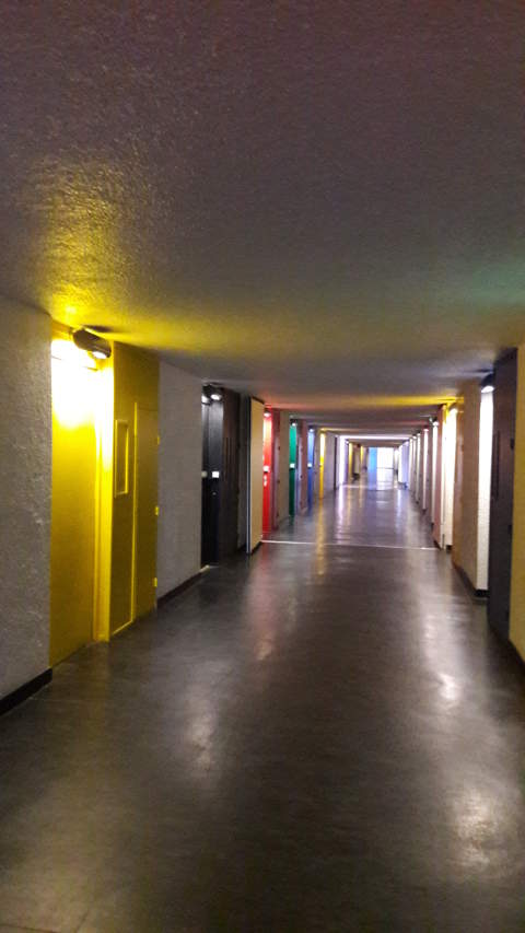 rue de l'unité d'habitation le corbusier à firminy allée avec portes multicolores rouge, jaunes, vertes, bleues