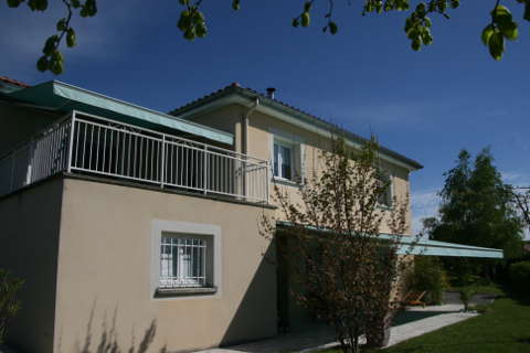store banne terrasse et balcon vert dans une villa