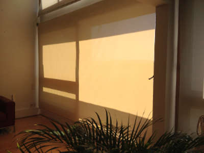 toile de store screen posé dans batiment le corbusier à firminy de couleur beige claire