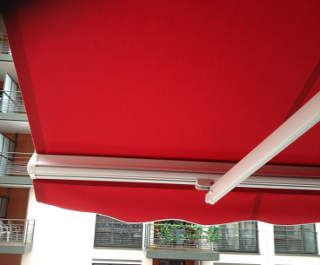Toile de store rouge prise du côté du balcon